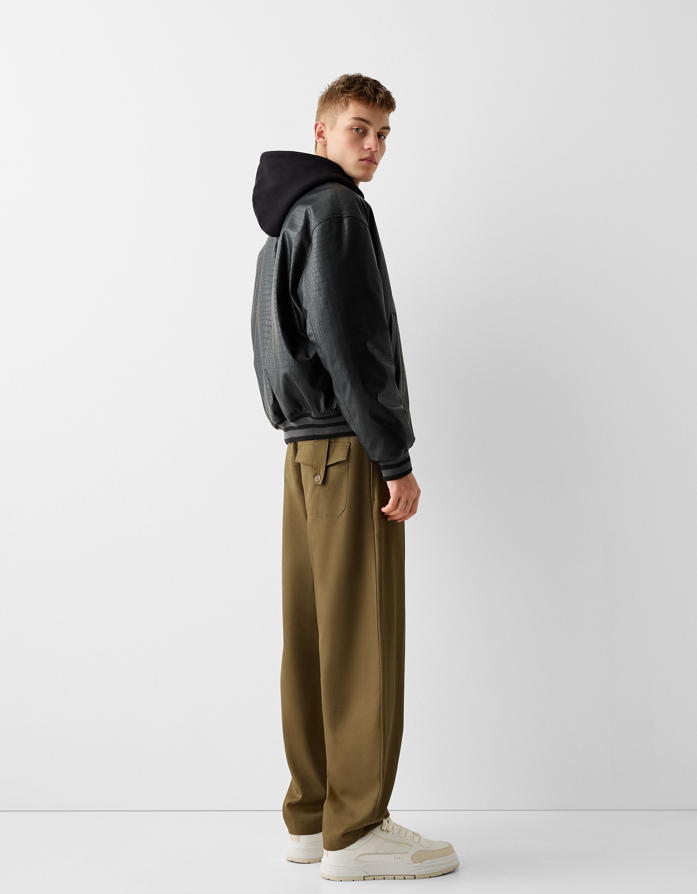 جاکت چرمی طرح حیات وحش با گلدوزی برند Bershka