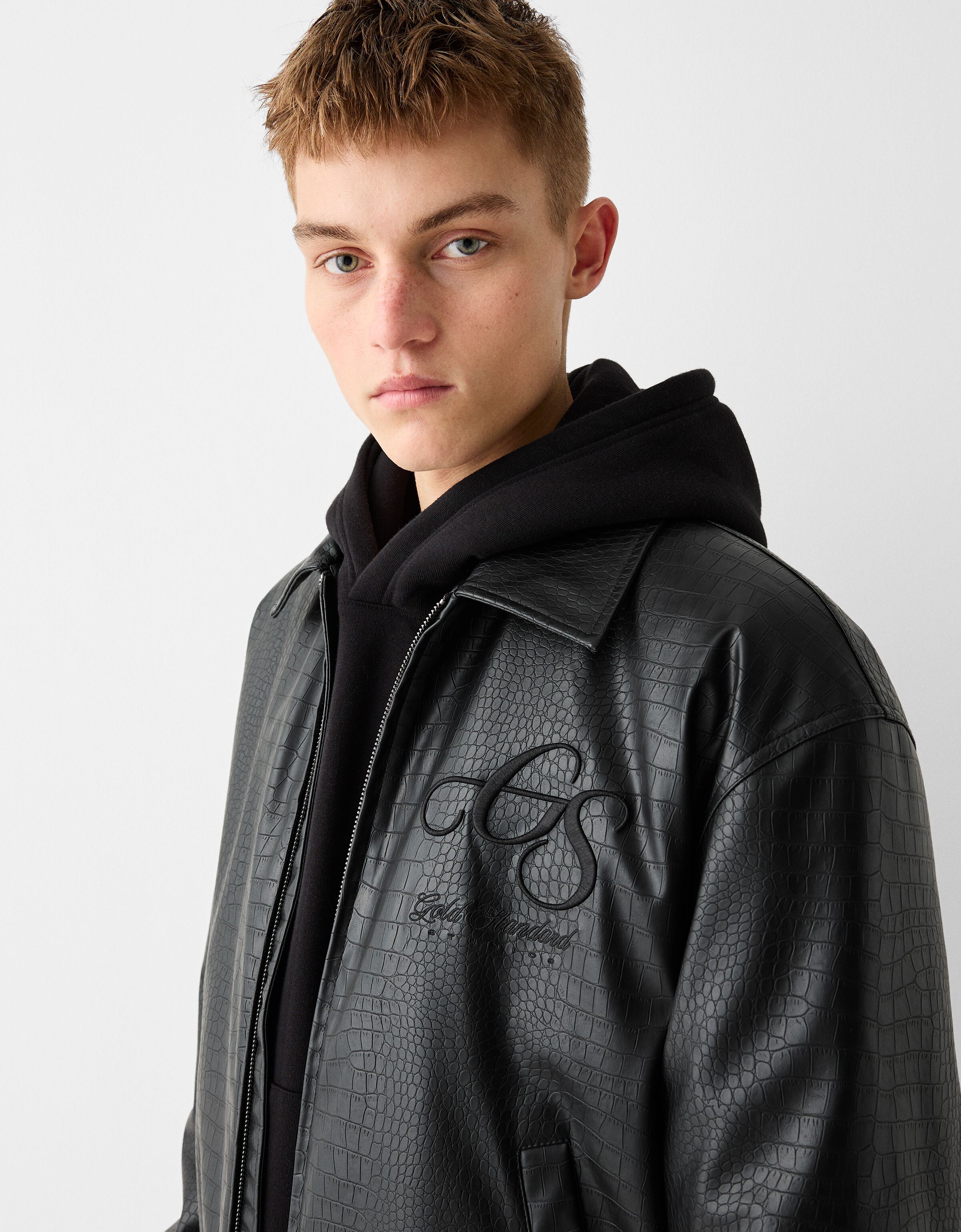 جاکت چرمی طرح حیات وحش با گلدوزی برند Bershka 5473467