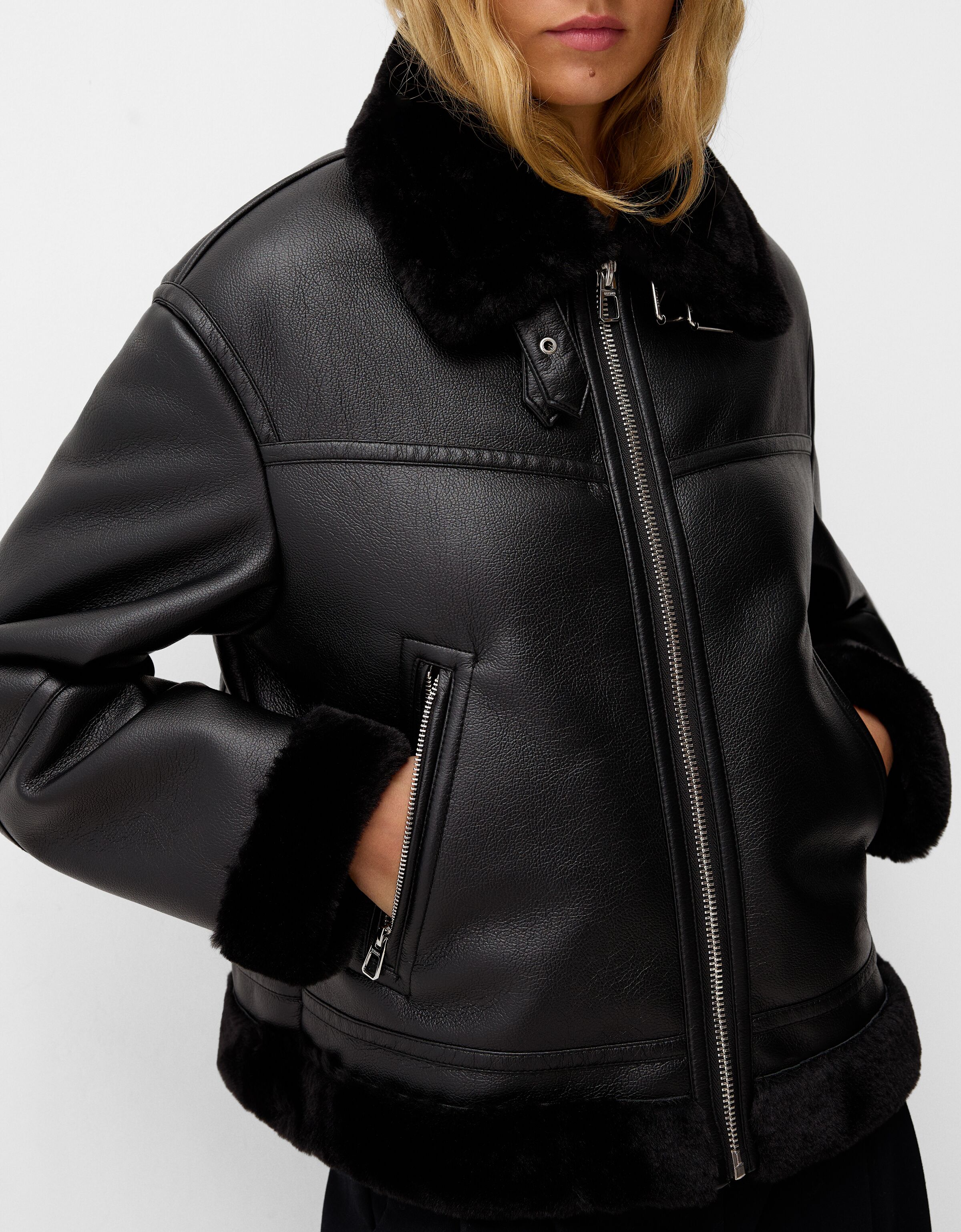 ژاکت دو رو با خز مصنوعی برند Bershka 473190786