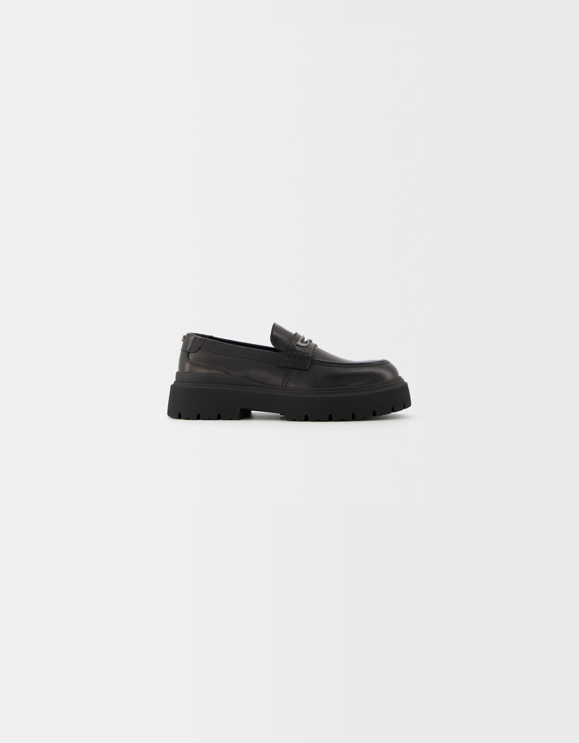 کفش لوفر با جزئیات فلزی برند Bershka 366372795
