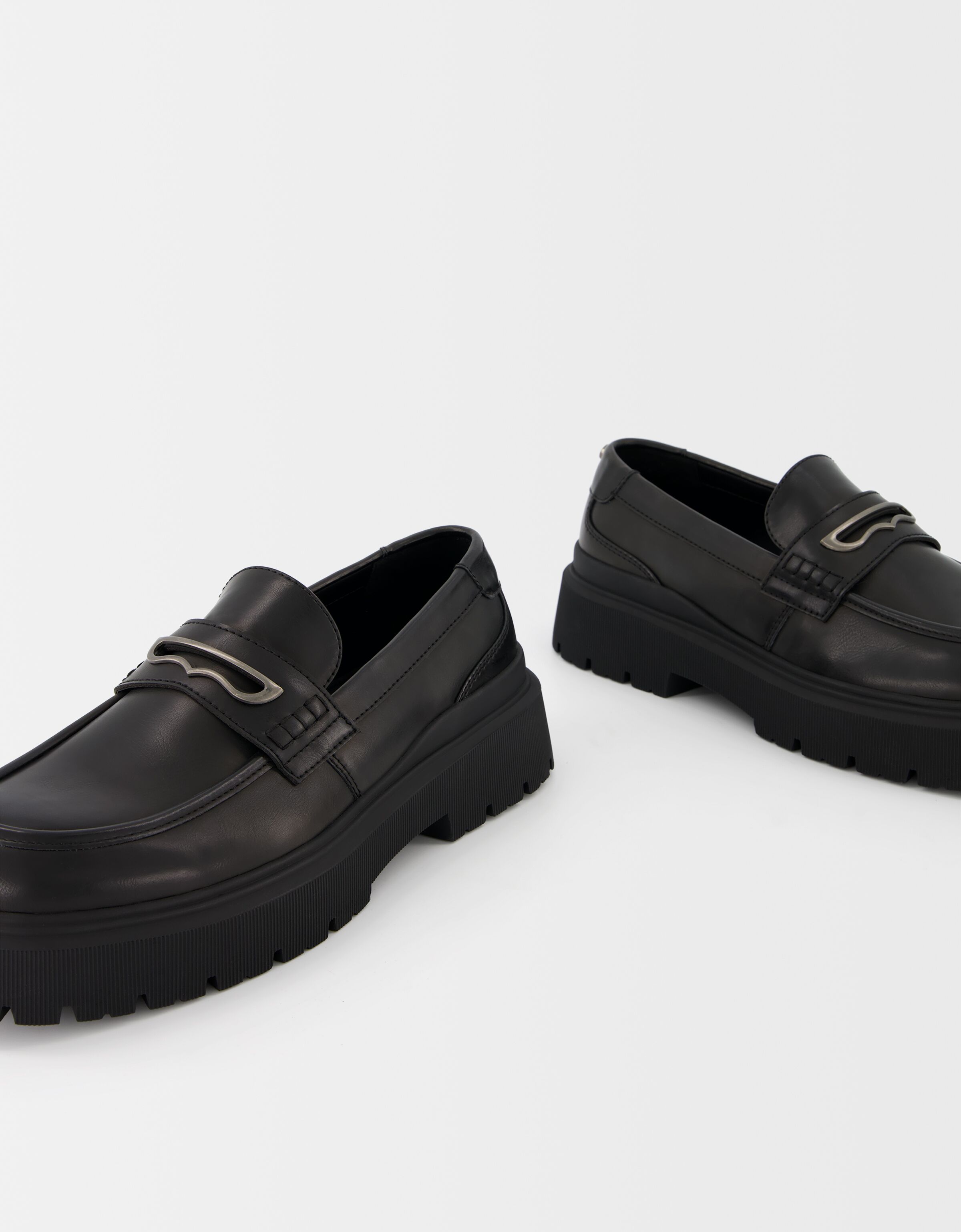 کفش لوفر با جزئیات فلزی برند Bershka 366372792