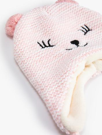 بره بافتنی با گوش‌پوش و طرح خرس، داخلی پشمی برند Koton 5297326