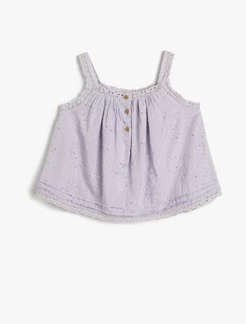 بلوز آستین‌دار با گل‌دوزی و دکمه، از جنس پنبه و با آستر