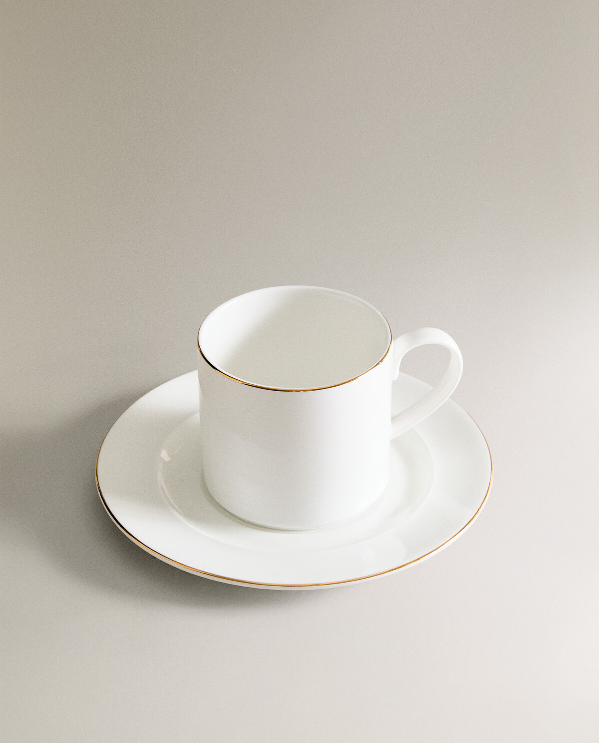 فنجان و نعلبکی چای از چینی با لبه‌های تزئینی