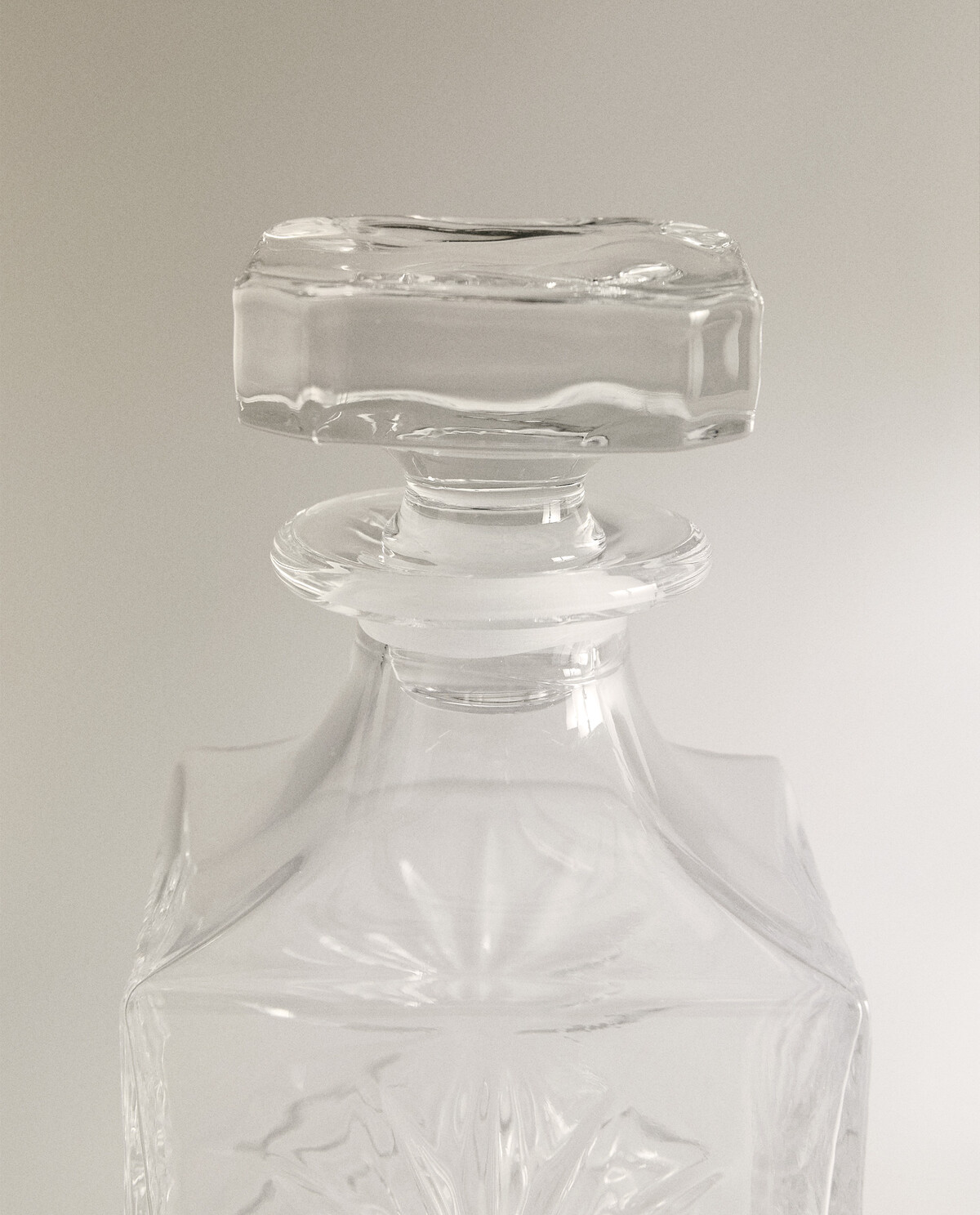 بطری کریستالی با طراحی برجسته برند ZaraHome 10248760