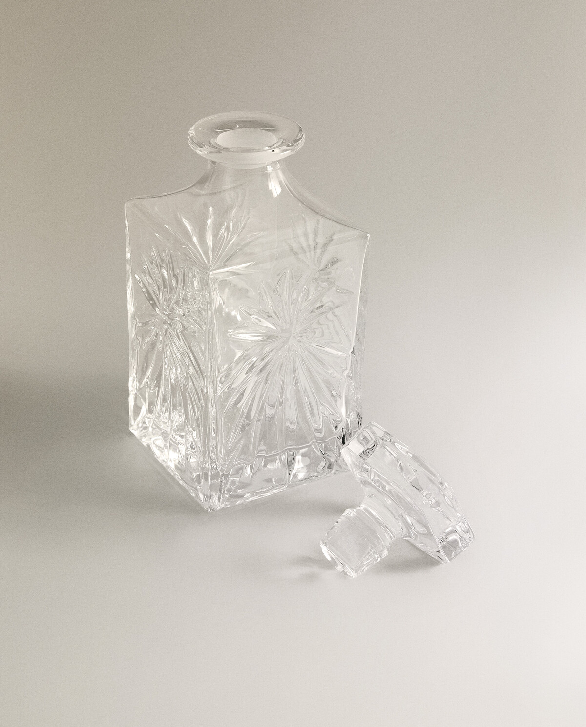 بطری کریستالی با طراحی برجسته برند ZaraHome 10248762