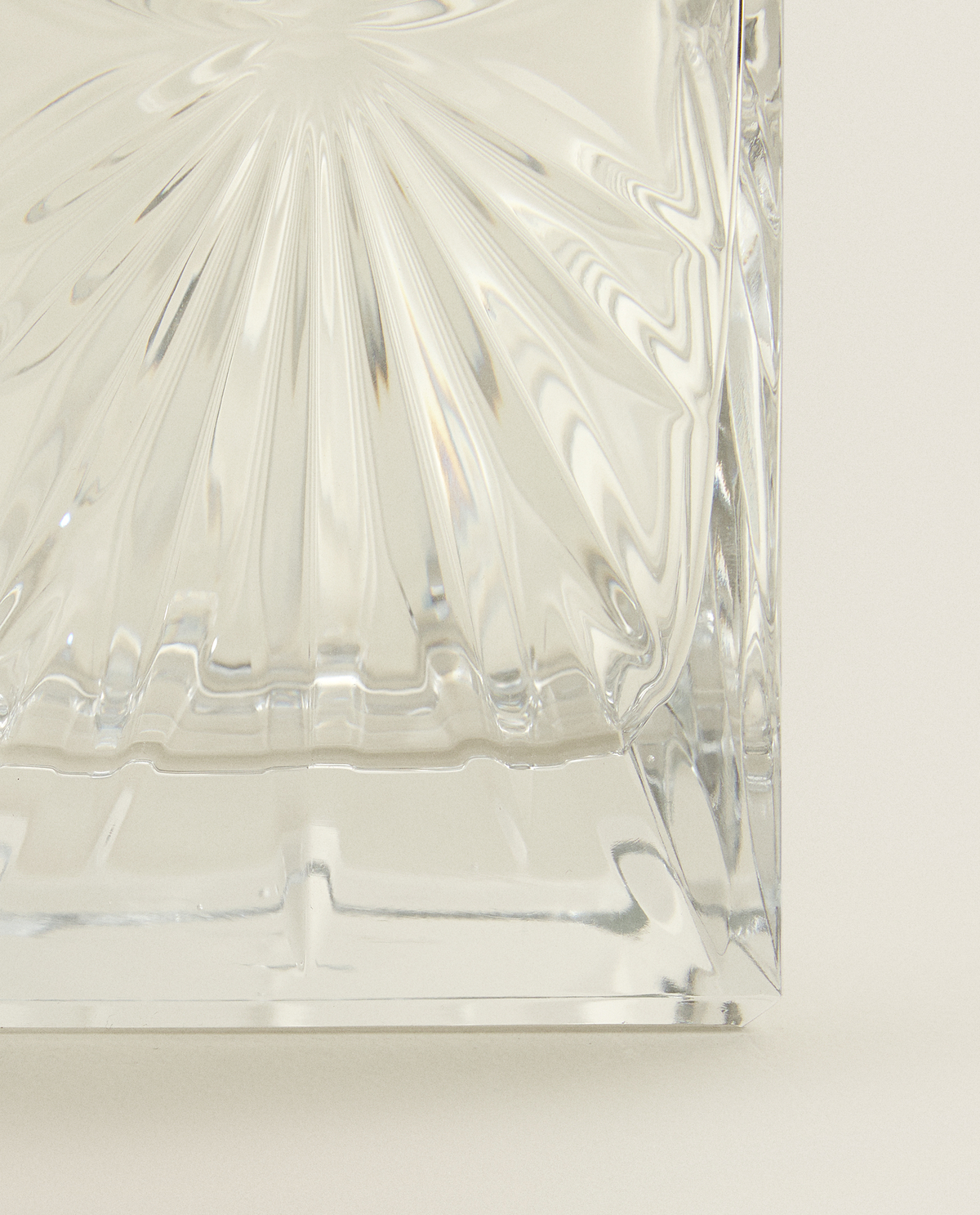 بطری کریستالی با طراحی برجسته برند ZaraHome 5326642