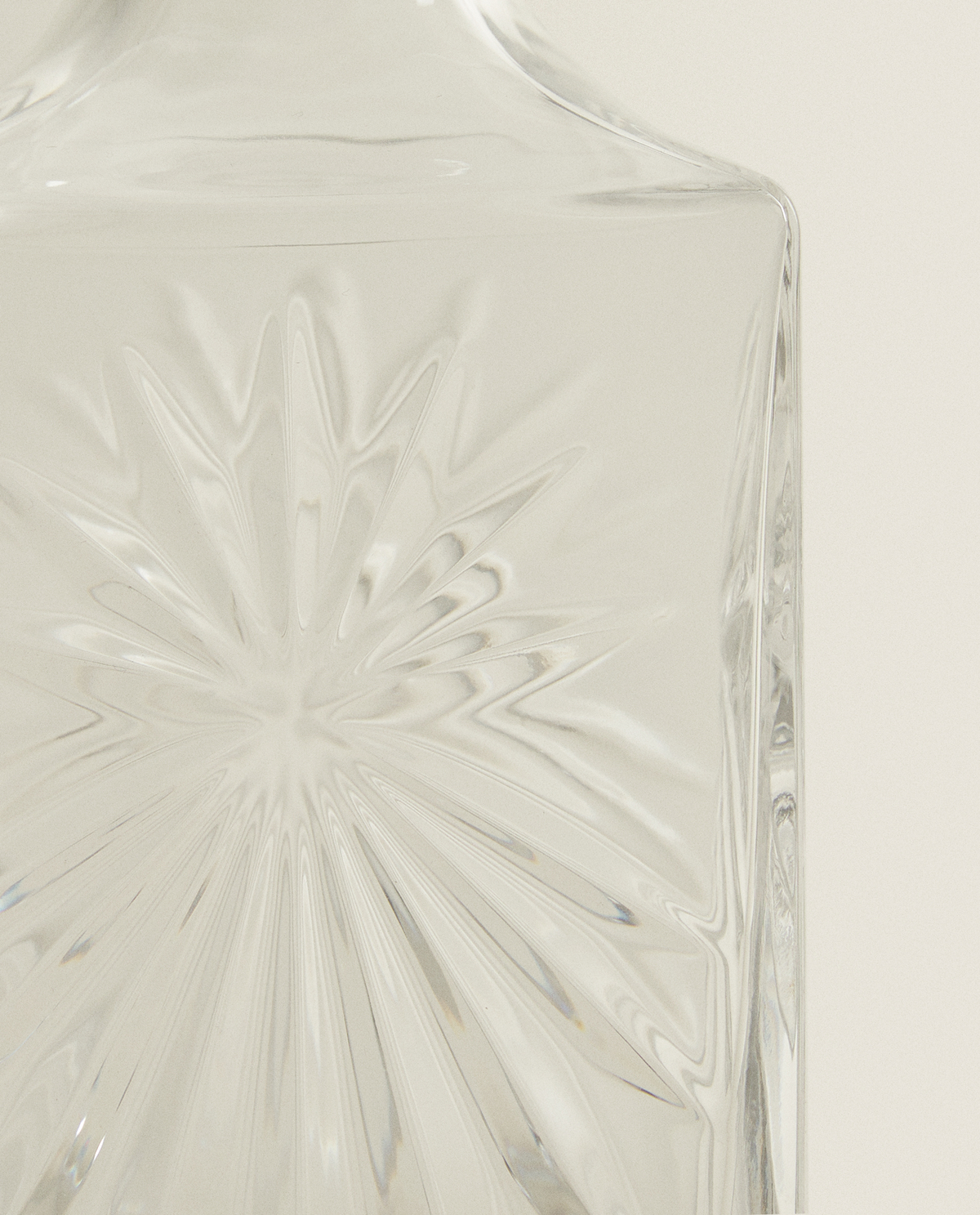 بطری کریستالی با طراحی برجسته برند ZaraHome 5326643