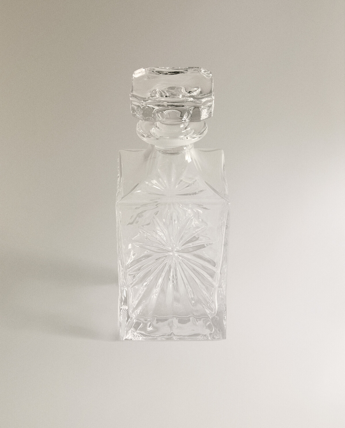 بطری کریستالی با طراحی برجسته برند ZaraHome