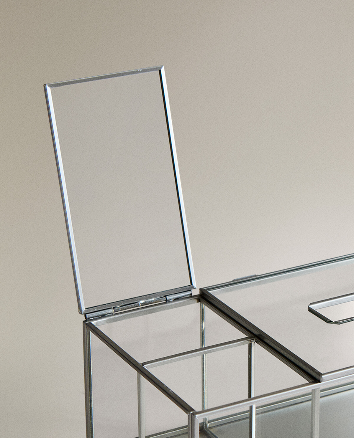 جعبه دستمال کاغذی شیشه‌ای و فلزی چندکاره برند ZaraHome 621706706