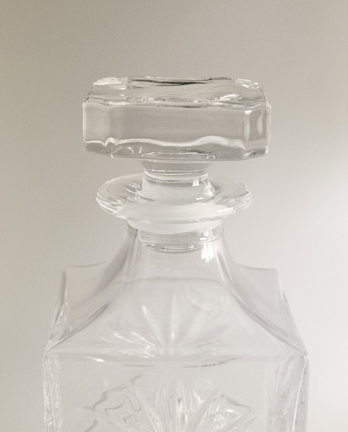 بطری کریستالی با طراحی برجسته برند ZaraHome 442377535