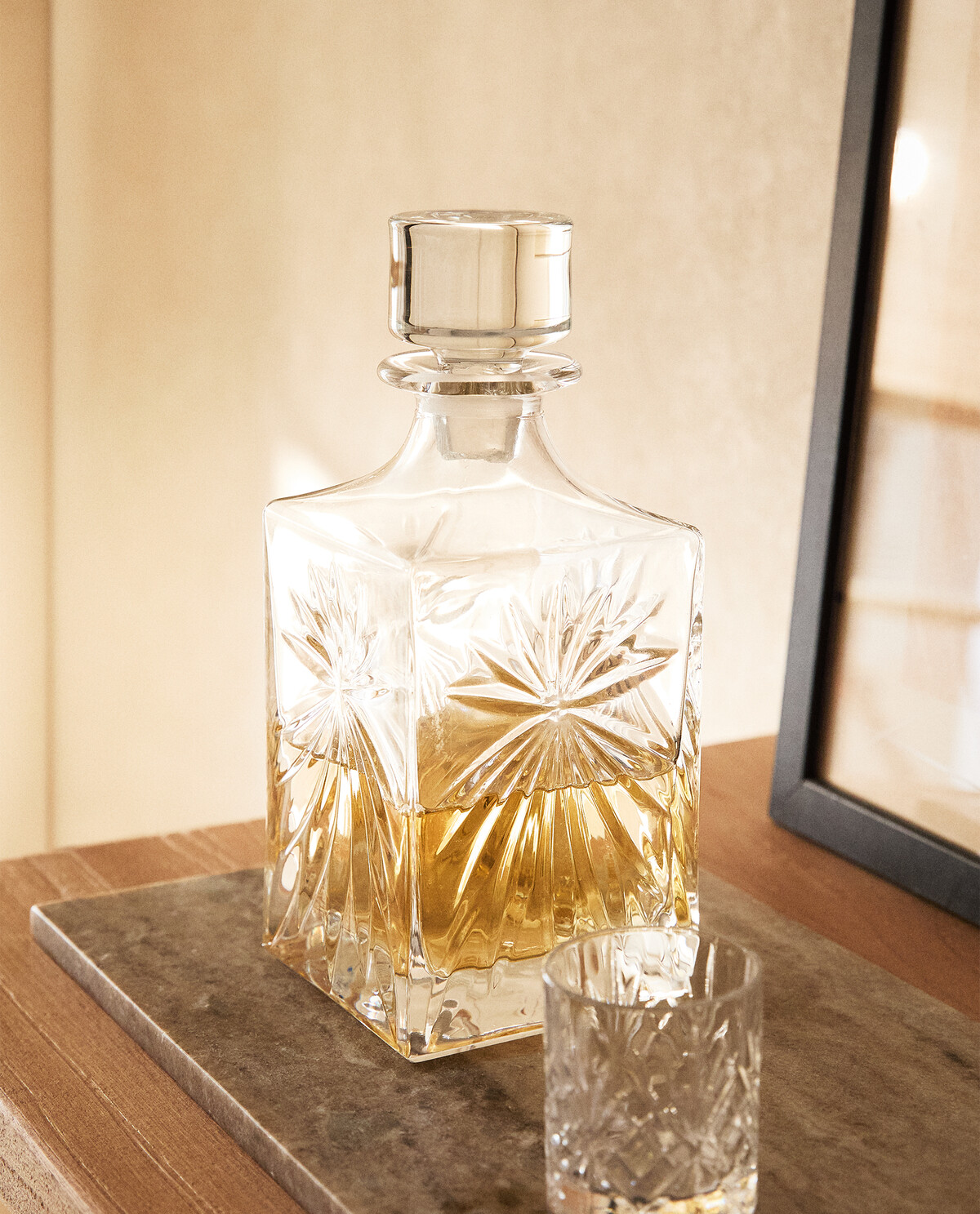 بطری کریستالی با طراحی برجسته برند ZaraHome 442377539